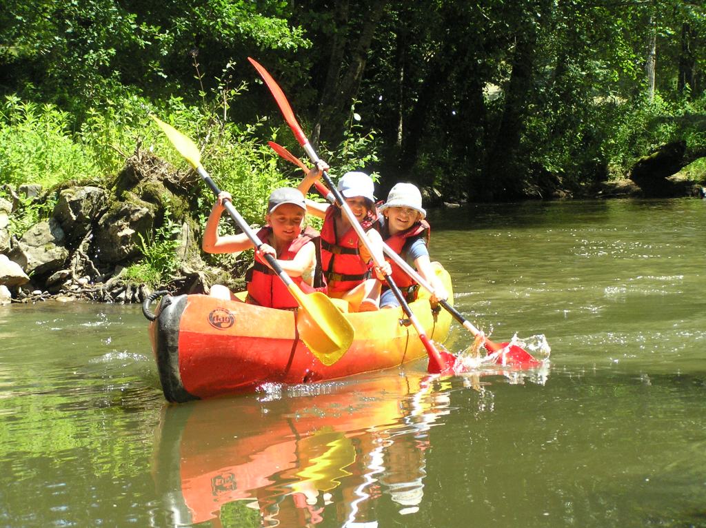 Famille en sortie canoë kayak sur la rivière Auvézère en Dordogne.